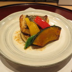 新宿割烹 中嶋 - スズキのバターしょうゆ焼き。パプリカとかぼちゃを添えて。