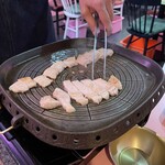 韓国料理 サムギョプサルとフライドチキン スリスリマスリ - 