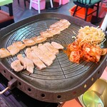 韓国料理 サムギョプサルとフライドチキン スリスリマスリ - 