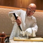 銀座 しのはら - 氷を削って器を作る篠原さん