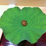 銀座 しのはら - ハスの葉の上に、スッポンの煮凝りと蓮根チップ