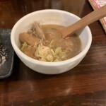 立川やきとん - <もつ煮込み>
            味噌、うまい。甘い。ヤバい。もつが、我が家と全然違う。そりゃそうか。豚モツは、色々あるね。汁まで飲みました。。。