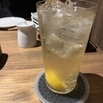 地下だけど入ったら雰囲気が良くて料理人がしっかり食事を作ってお酒もたくさんあって楽しいお店。ごんべえ - 