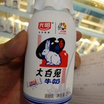 第一食品 - ドリンク写真:今回購入した大白兎 牛奶 約400円（20元) 甘くてサラサラな飲み物 チョットコスパ悪いね(笑)
