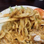 麺's ラッキーパンチ - 極太麺にソースが良く絡みます。