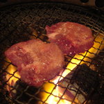 韓国館 - この牛タン一度食べてみて☆ごま油と塩で頂きます。