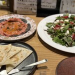 ビストロ vinvin - 右スモモのサラダ、左フムス(ひよこ豆)