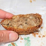 肉のくまき - ・「自家製合挽メンチカツ(¥173)」の断面。