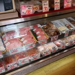肉のくまき - ショーケースの様子②。