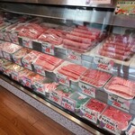 肉のくまき - ショーケースの様子③。