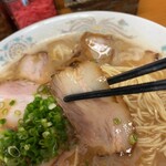 ラーメン楽 - 薄いながらもしっかりチャーシュー