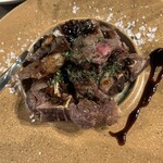 夜景と肉バル ワイン Bell - 骨付きラム肉ステーキ　　香草赤ワインマデラソース