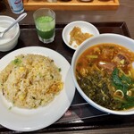 Chinese Dining 私家菜館・福 - 牛バラ辛麺と半炒飯