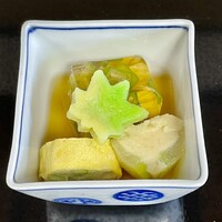 喜楽 - 先付け。素麺のゼリー寄せ、帆立真丈、茄子。