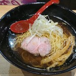 Menya Binsuke - ノーマルの煮干し醤油ラーメン、透明なスープ、トッピングはこれくらいシンプルなほうが好きだ。安いし。飲んだ後だし。