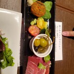 BAR LEON  - イカ墨のライスコロッケにきりたての生ハムそして大好きなオリーブもたっぷり入ってますね！