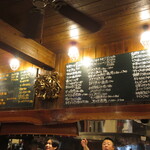 魚虎 - 店のカウンター上にメニュー2枚