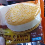 田口乳業 工場直売店 - クッキーサンドアイス