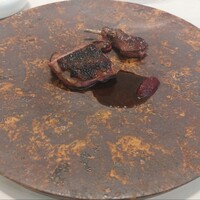 レミニセンス - 小鳩のロースト。絶妙な火の入れ方、この上なく柔らかく、風味豊かで至高の味わい。