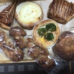 ウルーウール - ピティビエ、クリームチーズデニッシュ、チョコクロワッサン？クリームパン、ブロッコリーとエビのグラタンパイ、ベーコンエピ、塩豚入りのハード系パン（パンの名前覚えてなくて適当です）