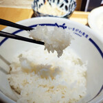 いまがわ食堂 川崎銀柳街店 - 粒だった少し甘いお米。お刺身、お醤油、わさびの美味しさがよりひき立つごはんでした