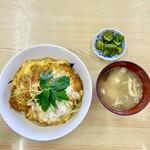 はやし食堂 - 料理写真:カツ丼。味噌汁お新香付き