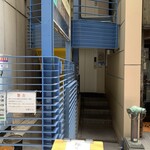 いしまる - この狭い通路を通って青い階段で2階に登ります