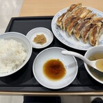 ぎょうざの満州 - 【2023.8.3(木)】ダブル餃子定食（並盛）700円