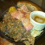 粉ひで - 肉肉スペシャル・牛タン厚切りベーコン極太ハーブ入りソーセージ（980円）。肉をたくさん食べたい方に。何気に個別で頼むより300円ほどお得。