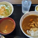 瀬戸パークホテル - セルフ無料朝食（カレーライスとサラダ）