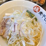 Gokuniboshi Honpo - 麺には長ネギに紫玉ねぎ、大葉、チャーシューが乗ります