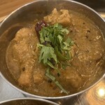 カフェ アチャ - アチャーリームルグ。 アチャールのカホリがしつこくない。 それでいてちゃんとアチャールを感じるバランスが絶妙。 しかもチキンの量がハンパじゃない。