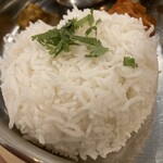 カフェ アチャ - バスマティライスはおかわりもOK。
      オレはあんまおかわりしないんだけど、ココではおかわりしちゃいました。