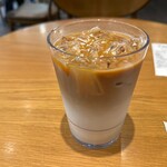 スターバックスコーヒー - アイスキャラメルマキアート 530円。