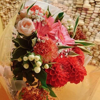 サプライズの花束やメッセージプレートのご用意できます