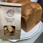 天然酵母の食パン専門店 つばめパン&Milk - 食パンと期間限定みたらし味のラスク
