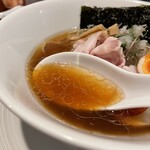 酒肴場 屯 - キリッと冷えた煮干しスープは芳醇なカエシと相まってコクのある味わい