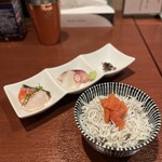 酒肴場 屯 - 海峡サーモン、サメガレイスズキ、ムロアジ、ヒラメ、釜揚げしらす、たらこ。
      身の色の濃い海峡サーモンは、青森特産の養殖ニジマス。あっさりながら上質で濃い旨みで美味！