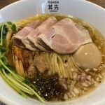 其先 - 特製しおラーメン。レアチャーシューは、丁寧に丁寧に盛り付けていた。あまりに丁寧なので、おツレは「伸びるがな！」とツッこんでました笑