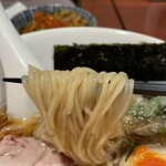 酒肴場 屯 - パッツン食感の全粒粉入り麺の食感も素晴らしい逸杯