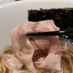 酒肴場 屯 - 低温調理のカタロースチャーシューは極薄スライスでスープの味を邪魔しません