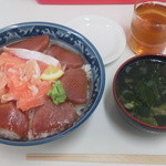 鉄火丼 鶴 - トロサーモンまぐろ丼+味噌汁￥500