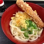 日の出製麺所 - ちくわ天入り釜玉うどん (525円)