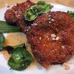 ロムアロイ - 「トートマンガイ」（鶏のさつま揚げ）：ひと噛みすると、
      　　細切りにしてたっぷりと加えられた
      　　バイマックルートのシトラス風味が全開！
      