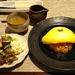 野菜洋食 あどの色 - ふわとろタンポポオムライス、サラダ、スープ付き