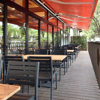 テラス席もあり♪イタリアの田舎レストラン風の開放的な空間