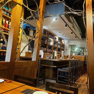 黒を基調としたシックな店内にて、ごゆっくりとお寛ぎください