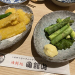 海鮮処 函館山 - とうもろこし天ぷら　茹でアスパラガス