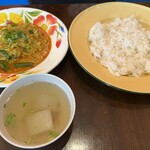 Ajian Kicchin Kafe Momofuku - 相方さんは｢鱧のパッポンカレー｣マイルドなタイ風カレー炒めです。ジャスミンライスとスープつき。
