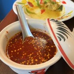 Ajian Kicchin Kafe Momofuku - ピリ辛ソースを調節しながら混ぜ混ぜ✩.*˚入れすぎ注意！